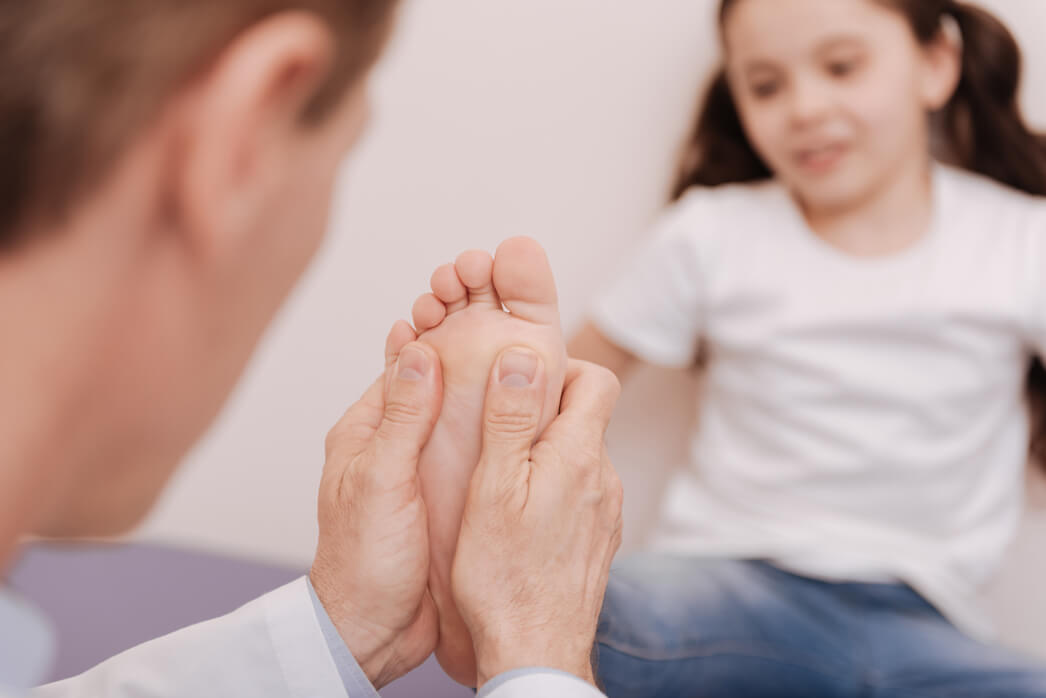 avanguardia poliambulatorio_reumatologia_visita plantare bambina